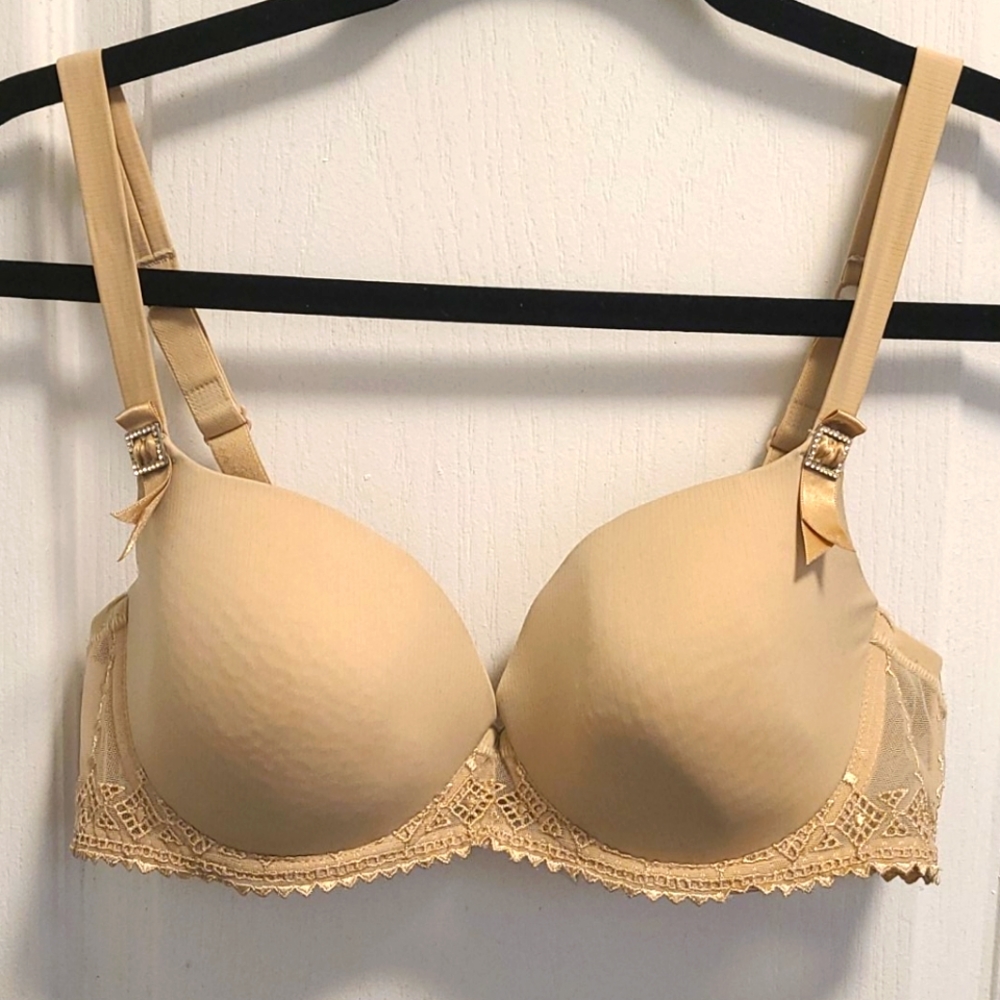 Lou Paris nude bra